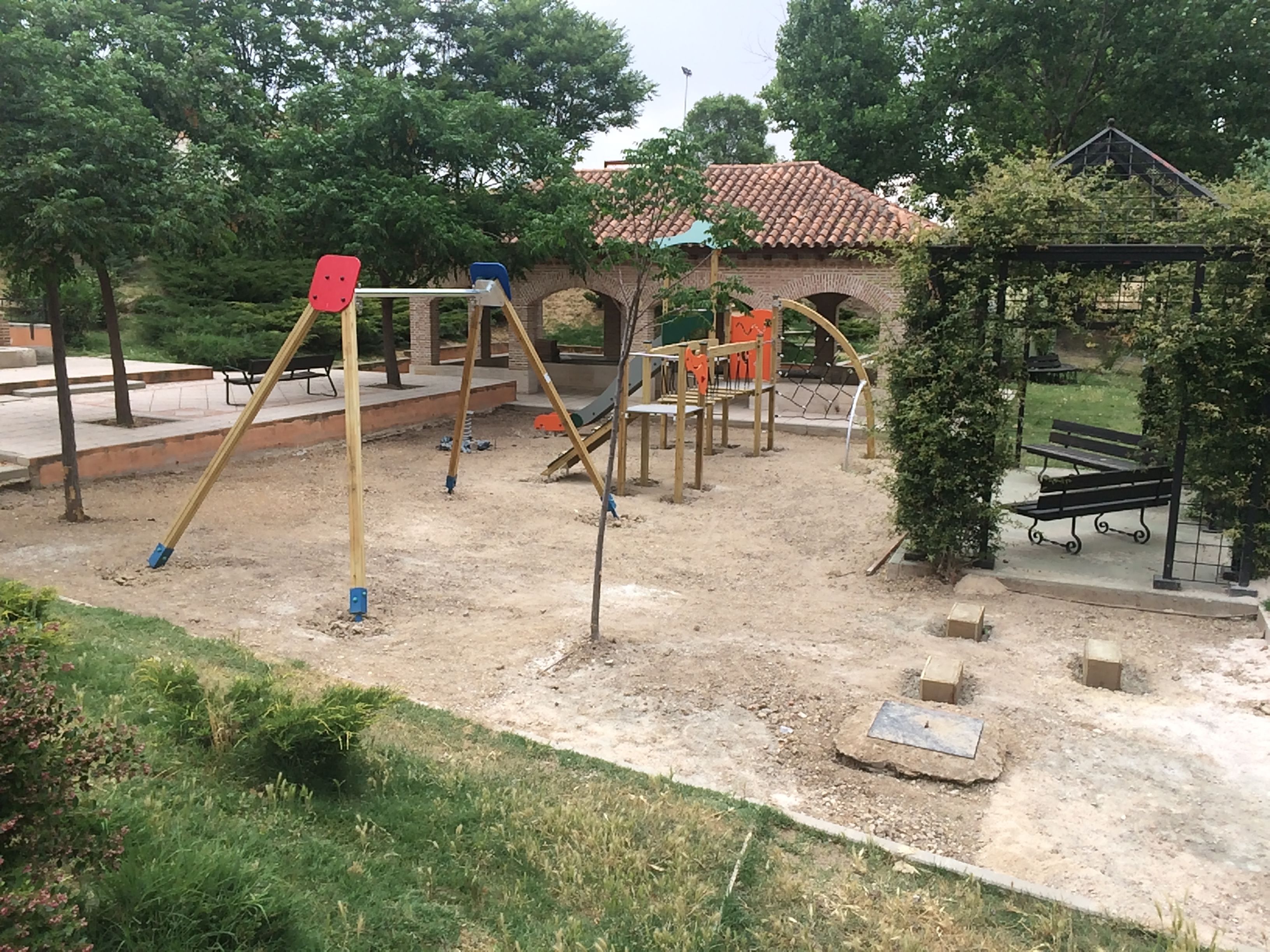 Columpios nuevos en el lavadero de Valdeolmos