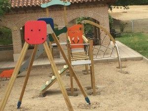 Columpios nuevos en el lavadero de Valdeolmos